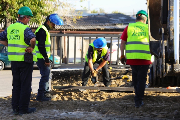 ე.მეტრეველის ქუჩაზე რეკრეაციული სივრცე ეწყობა