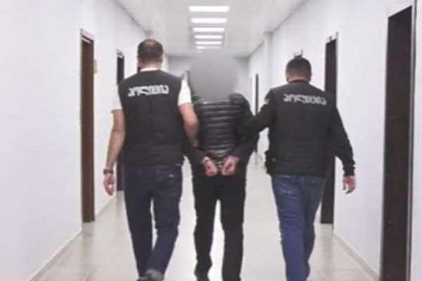 პოლიციამ აჭარაში ინტერპოლის მიერ წითელი ცირკულარით ძებნილი უცხო ქვეყნის მოქალაქე დააკავა