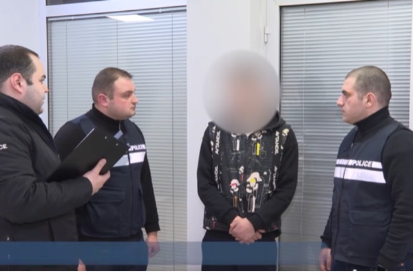 პოლიციამ თბილისში ჯგუფურად ჩადენილი ქურდობის ბრალდებით 2 პირი დააკავა