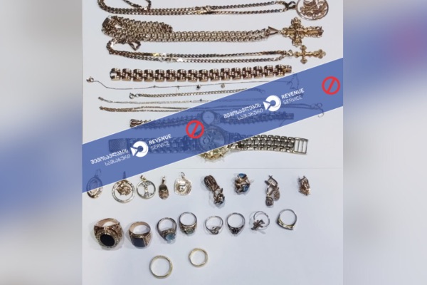 მებაჟე ოფიცრებმა არადეკლარირებული ოქროს საიუველირო ნაკეთობების შემოტანის ფაქტები აღკვეთეს