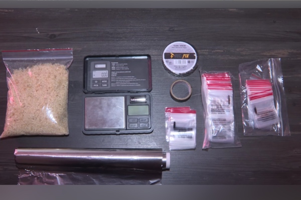 პოლიციამ განსაკუთრებით დიდი ოდენობით სხვადასხვა სახის ნარკოტიკული საშუალება და ცეცხლსასროლი იარაღი ამოიღო - დაკავებულია 3 პირი