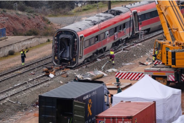 ესპანეთში სამგზავრო მატარებელი სამშენებლო ამწეს შეეჯახა, დაშავებულია რამდენიმე ადამიანი