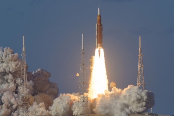 NASA-მ ასტრონავტები მთვარისკენ გაგზავნა