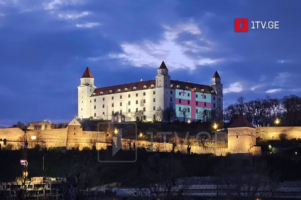 ბრატისლავის ციხე-სიმაგრეზე, მიხეილ ყაველაშვილის ვიზიტის პატივსაცემად, საქართველოს დროშა გამოსახეს