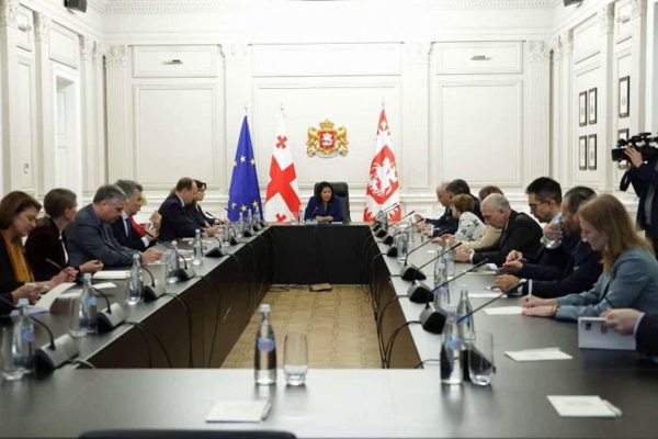 ორბელიანების სასახლეში პრეზიდენტისა და EU-ს წევრი ქვეყნების ელჩების საგანგებო შეხვედრა მიმდინარეობს