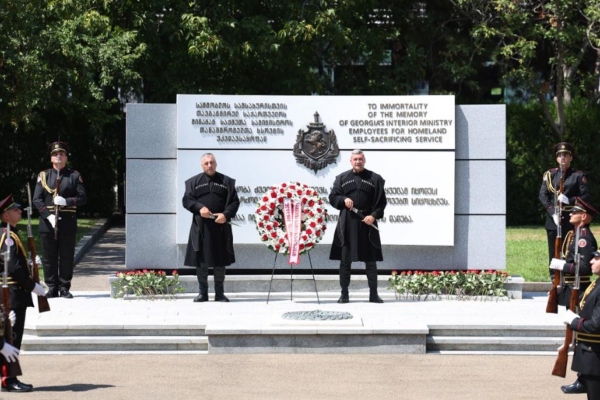 გეკა გელაძემ 2008 წლის აგვისტოს საომარი მოქმედებების დროს სამსახურებრივი მოვალეობის შესრულებისას დაღუპული პოლიციელების მემორიალი გვირგვინით შეამკო
