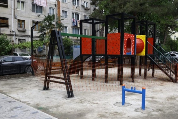 გლდანის მესამე მიკრორაიონში 1 500 კვადრატულ მეტრამდე ფართობზე სკვერის რეაბილიტაცია მიმდინარეობს