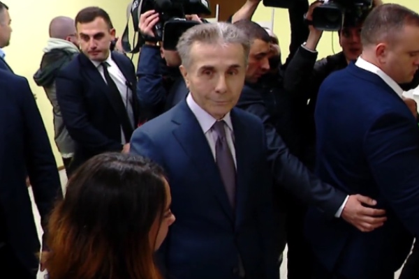 „ქართული ოცნების“ საპატიო თავმჯდომარე ბიძინა ივანიშვილი საარჩევნო უბანზე ოჯახთან ერთად მივიდა