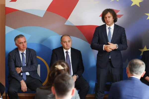 ირაკლი კობახიძე წალენჯიხაში, „ქართული ოცნების“ საარჩევნო შტაბში მერობის კანდიდატ გუბა საჯაიას, პარტიის აქტივს და მხარდამჭერებს შეხვდა