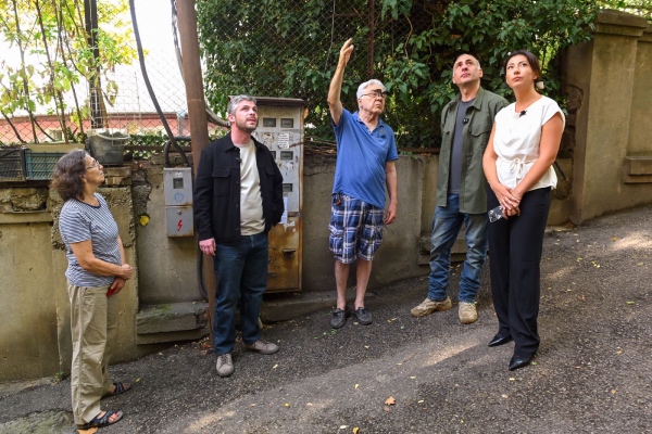 ირაკლი კუპრაძე, ალეკო ელისაშვილი და ტატა ხვედელიანი თაბუკაშვილის ქუჩაზე მდებარე ავარიული სახლის მცხოვრებლებს შეხვდნენ