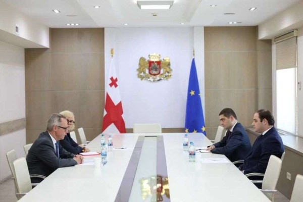 მთავრობის ადმინისტრაციის უფროსი ლევან ჟორჟოლიანი გერმანიის ელჩს საქართველოში პეტერ ფიშერს შეხვდა
