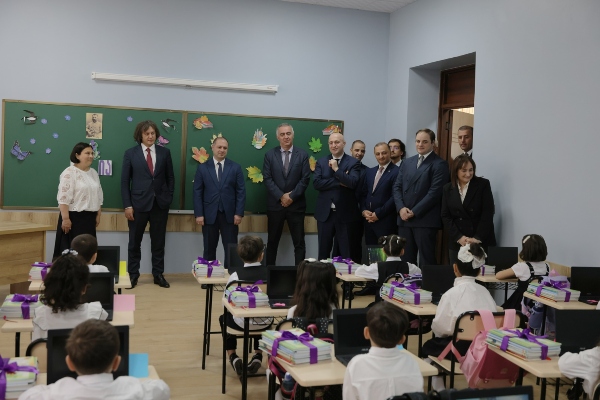 პრემიერ-მინისტრი ბათუმში განახლებულ N7 საჯარო სკოლაში იმყოფებოდა