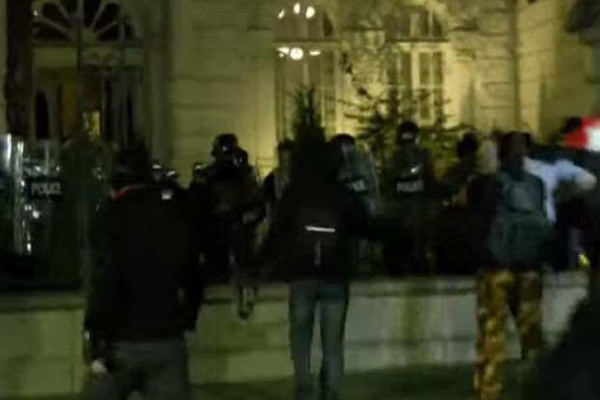 მოქალაქეები პრეზიდენტის სასახლის ეზოში შევიდნენ - ადგილზეა სპეცრაზმი