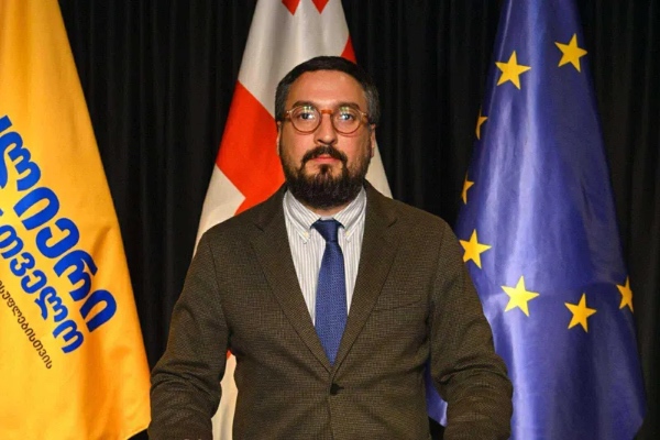 კომიკური და უდიდესი უტიფრობაა, რომ ერთი ხელით დანაშაულს სჩადის მთელი ძალოვანი სისტემა „ქურდული სამყაროს“ დახმარებით და მეორე ხელით თავისი შემოქმედების გამოძიებას იწყებს - თაზო დათუნაშვილი