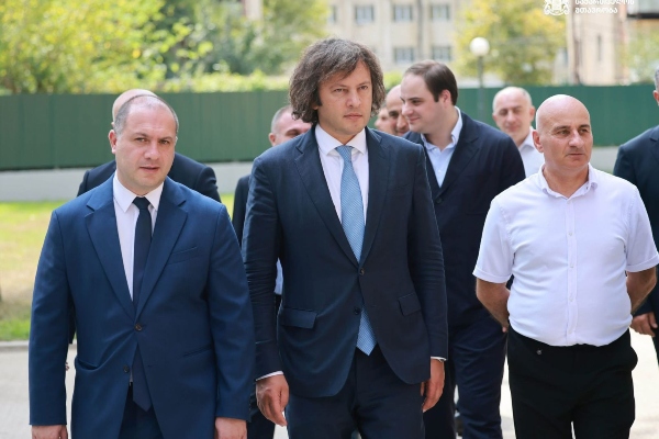 პრემიერ-მინისტრმა ზესტაფონის ახლად რეაბილიტირებული N2 საჯარო სკოლა გახსნა