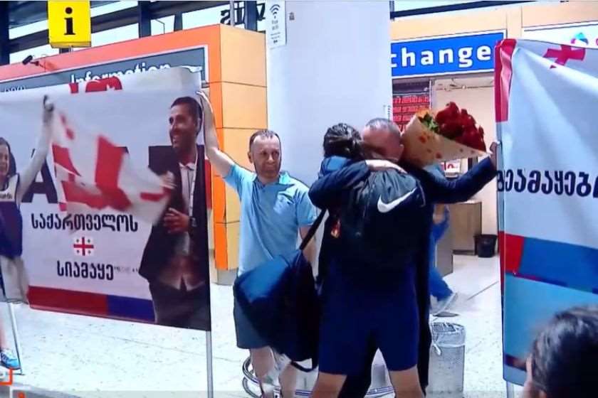 თურქეთში გამართული პარალიმპიური შეჯიბრებიდან დაბრუნებულ საქართველოს ახალგაზრდულ ნაკრებს აეროპორტში გულშემატკივრები დახვდნენ